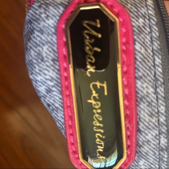 Pink clutch. - Picture 2 of 6